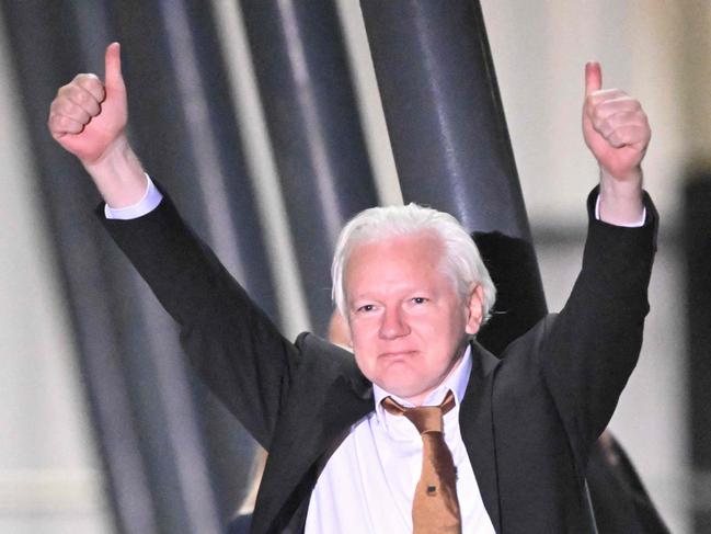 TOPSHOT - WikiLeaks founder Julian Assange gives thumbs up after arriving at Canberra Airport in Canberra on June 26, 2024, after he pleaded guilty at a US court in Saipan to a single count of conspiracy to obtain and disseminate US national defence information. WikiLeaks founder Julian Assange returned home to Australia to start life as a free man June 26 after admitting he revealed US defence secrets in a deal that unlocked the door to his London prison cell. (Photo by WILLIAM WEST / AFP)