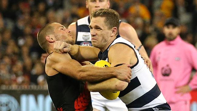 Joel Selwood gets David Zaharakis high. Picture: Wayne Ludbey