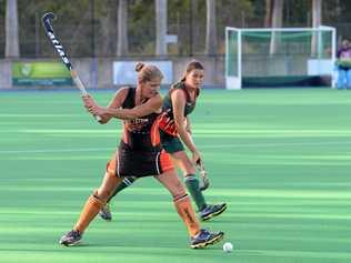 Meteors player Sue Rayner playing in the Women's A grade hockey game between Frenchville and Meteors at Kalka Shades on Saturday evening.  Photo: Chris Ison / The Morning Bulletin. Picture: Chris Ison ROK210516chockey4
