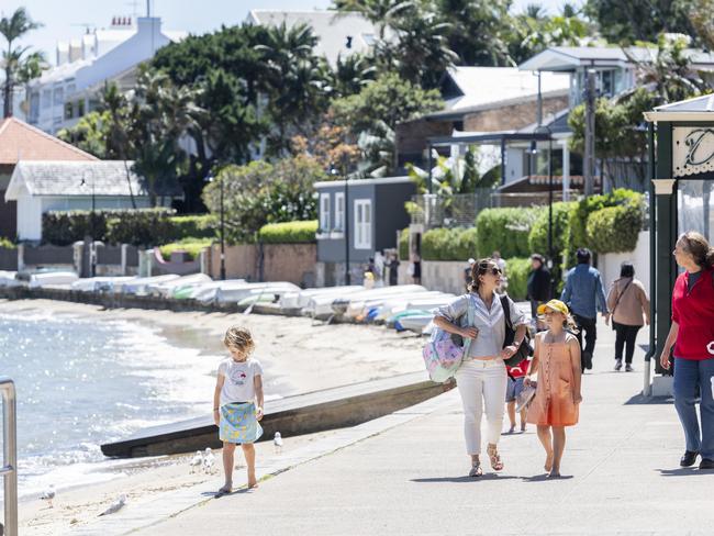 SYDNEY, AUSTRALIA - NCA NewsWire Photos - Thursday, 5 October, 2023:People pictured walking at Watsons Bay foresaw.Picture: NCA NewsWire  / Monique Harmer