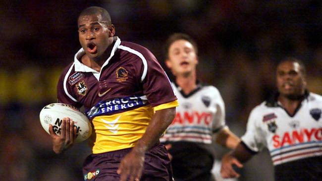 Lote Tuqiri breaks away against the Penrith Panthers in 2001.