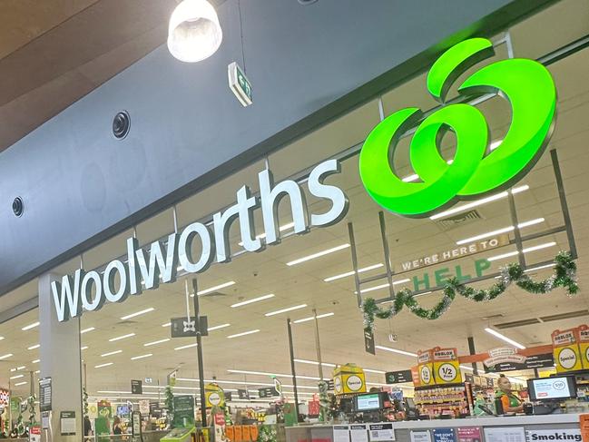 MELBOURNE, AUSTRALIA- NewsWire Photos DECEMBER 3, 2024: Woolworth workers continue a picket line at the Dandenong South Distribution centre. Pics if shelves in Woolworths with limited stock. Picture:  NewsWire