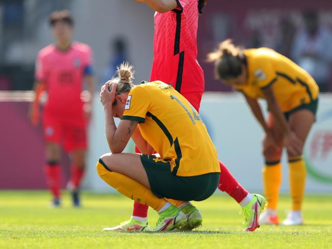 PUNE, INDIA - JANUARY 30: Shim Seo-yeon of South Korea celebrates her side's 1-0 victory while Alanna Kennedy of Australia shows dejection after the AFC Women's Asian Cup quarter final between Australia and South Korea at Shiv Chhatrapati Sports Complex on January 30, 2022 in Pune, India. (Photo by Thananuwat Srirasant/Getty Images)