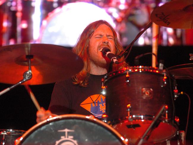 Kram from Spiderbait performing in 2005.