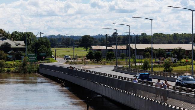 Windsor Bridge where the water has peaked below after heavy rain this week. Picture: NCA NewsWire / David Swift