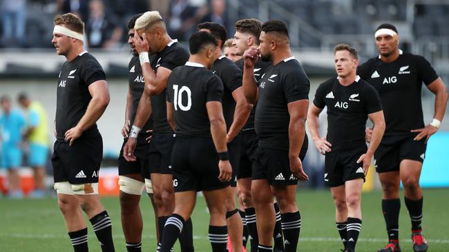 SYDNEY, AUSTRALIA - NOVEMBER 14: The All Blacks look dejected after defeat during the 2020 Tri-Nations rugby match between the New Zealand All Blacks and the Argentina Los Pumas at Bankwest Stadium on November 14, 2020 in Sydney, Australia. (Photo by Mark Kolbe/Getty Images)