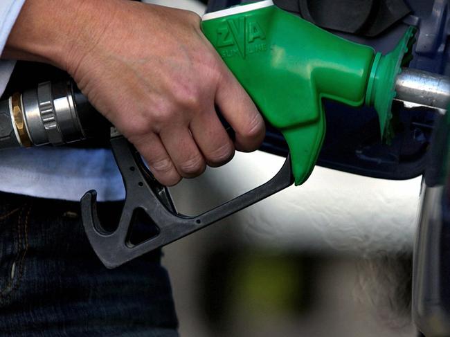 A motorist fills up at a service station in Sydney,   Jul 04, 2005.  picJack/Atley /Bloomberg /News bowser pump petrol fuel  generic hand