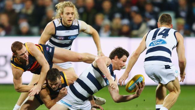 Patrick Dangerfield handballs to Joel Selwood. Photo: Michael Dodge/Getty Images