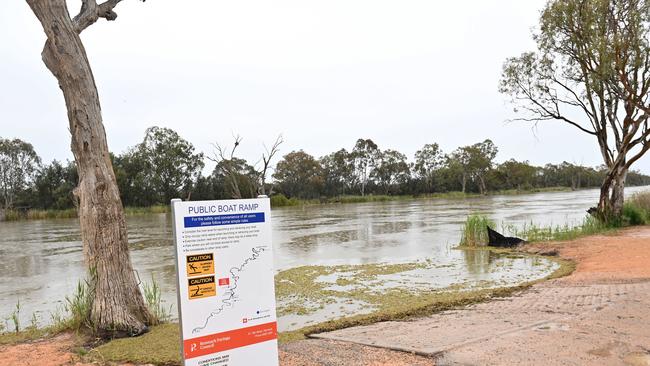 Impending floods from Victoria. Murry River at the end of Goolwa St, Renmark. Picture: Keryn Stevens