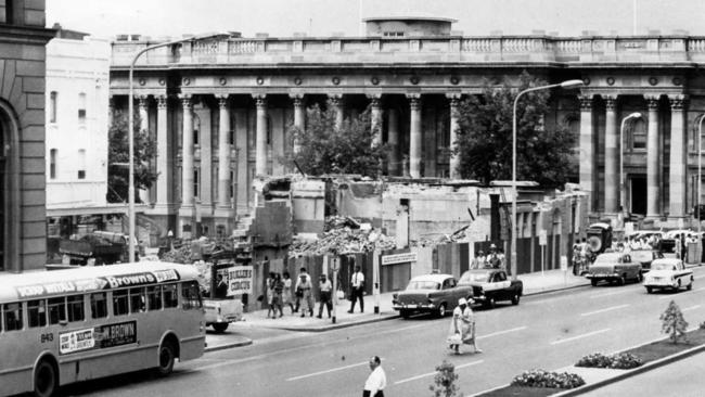 Parliament House, visible behind the nearly-gone Gresham Hotel in 1966.