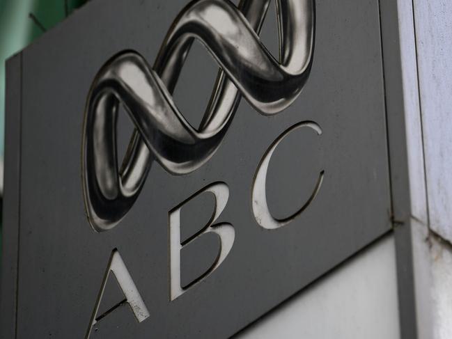 (FILES) In this file photo taken on September 27, 2018 the logo for Australia's public broadcaster ABC is seen at its head office building in Sydney. - Australian police raided the headquarters of public broadcaster ABC on June 5, 2019, the second high-profile probe into news outlets in 24 hours, amid a crackdown on sensitive leaks. (Photo by Saeed KHAN / AFP)