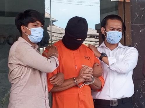 An Australian man could face a death sentence after allegedly trying to smuggle 1.8kg of cocaine into Bali. Lamar Aaron Ahchee, 43, was arrested last Thursday in Tibubeneng, North Kuta, after police intercepted two packages containing the drug. Picture: 7 News