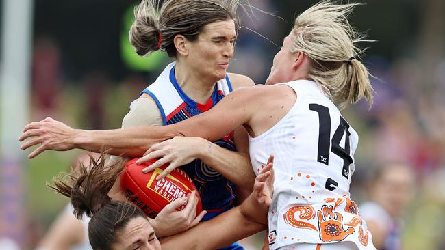 A huge collision in the marking contest as Kirsten McLeod collides with Louise Stephenson. Picture: Michael Klein