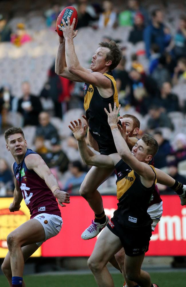 Jack Riewoldt clunks a strong pack mark. Picture: Colleen Petch