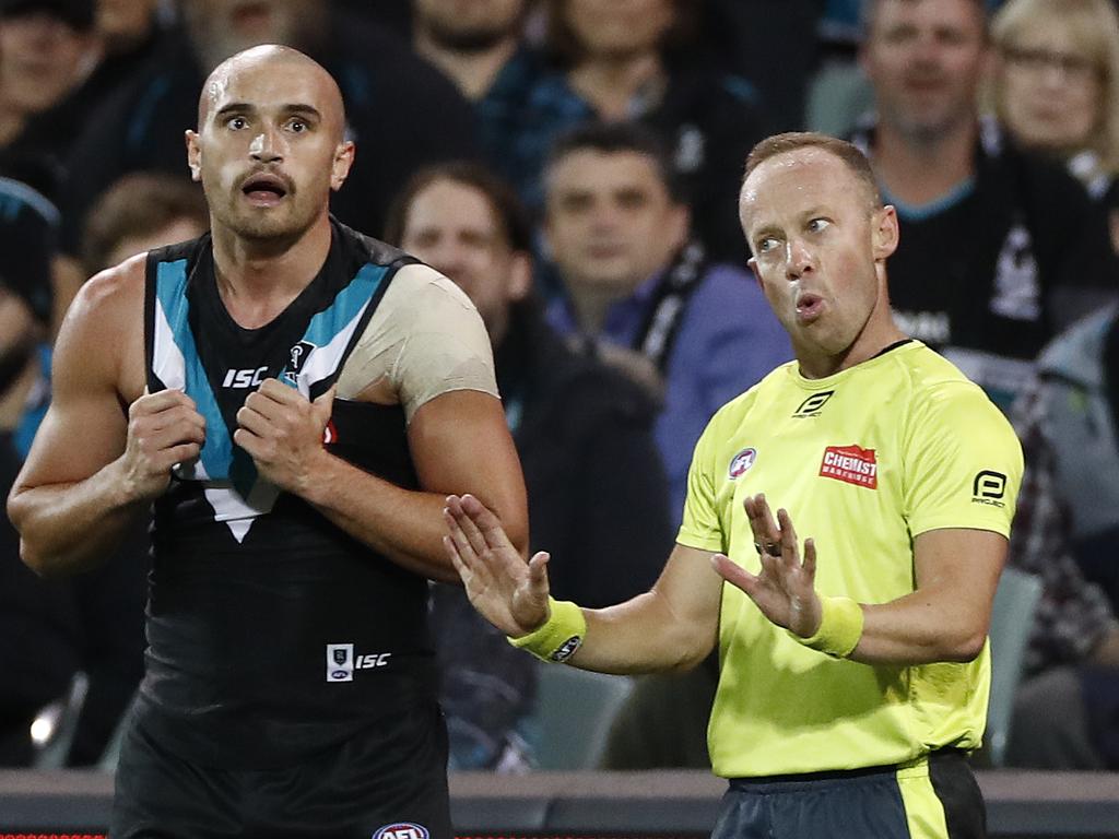 Umpire Ray Chamberlain gestures theatrically as Sam Powell-Pepper looks on. (Photo by Ryan Pierse/Getty Images)