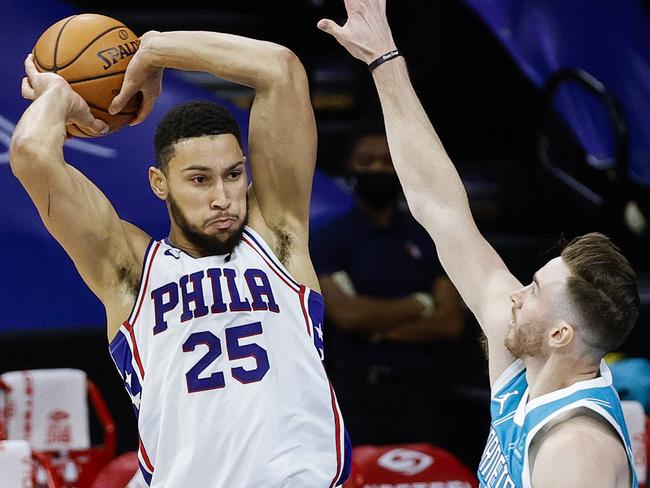 PHILADELPHIA, PENNSYLVANIA - JANUARY 02: Ben Simmons #25 of the Philadelphia 76ers passes over Gordon Hayward #20 of the Charlotte Hornets during the fourth quarter at Wells Fargo Center on January 02, 2021 in Philadelphia, Pennsylvania. NOTE TO USER: User expressly acknowledges and agrees that, by downloading and or using this photograph, User is consenting to the terms and conditions of the Getty Images License Agreement.   Tim Nwachukwu/Getty Images/AFP == FOR NEWSPAPERS, INTERNET, TELCOS & TELEVISION USE ONLY ==