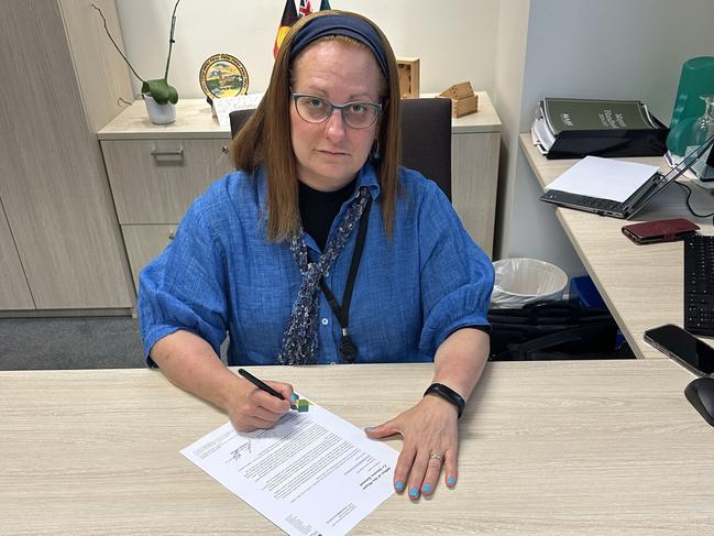 Glen Eira Mayor Cr Simone Zmood signs a letter to Premier Jacinta Allan demanding more police. Picture: Supplied