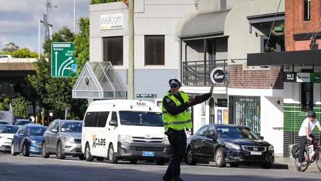 Police are seen directing traffic, with the power out in Pyrmont. Picture: NCA NewsWire / Gaye Gerard