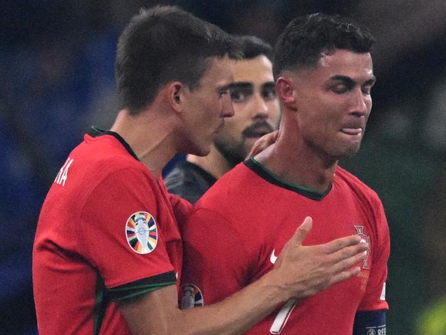 TOPSHOT - Portugal's forward #07 Cristiano Ronaldo (R) reacts to a missed penalty kick during the UEFA Euro 2024 round of 16 football match between Portugal and Slovenia at the Frankfurt Arena in Frankfurt am Main on July 1, 2024. (Photo by Kirill KUDRYAVTSEV / AFP)