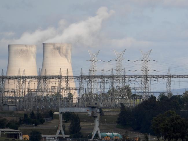 A general view of the Bayswater coal-fired power station cooling towers and electricity distribution wires in Muswellbrook, in the NSW Hunter Valley region, on Sunday, April 22, 2018. (AAP Image/Dan Himbrechts) NO ARCHIVING