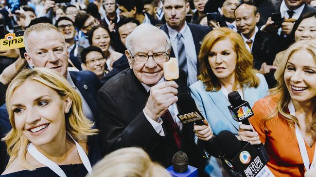 Warren Buffett, chairman and chief executive officer of Berkshire Hathaway tours the floor ahead of the company's annual meeting in Omaha, Nebraska, over the weekend. Photographer: Houston Cofield/Bloomberg