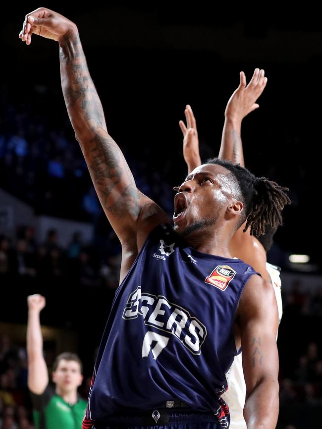 36ers’ Eric Griffin shoots against Melbourne United.