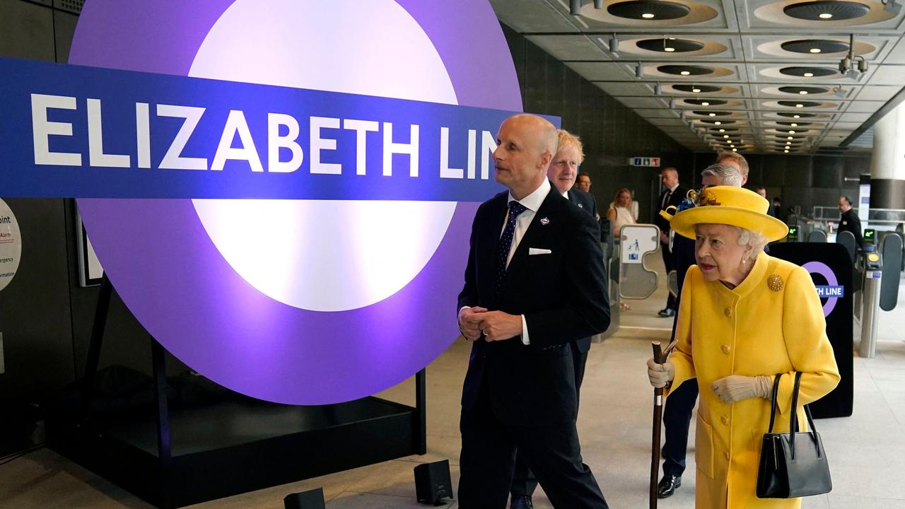 The late Queen Elizabeth II visits Paddington Station in London on May 17, 2022, to mark the completion of London's Crossrail project, ahead of the opening of the new Elizabeth Line. (Photo by Andrew Matthews / POOL / AFP)