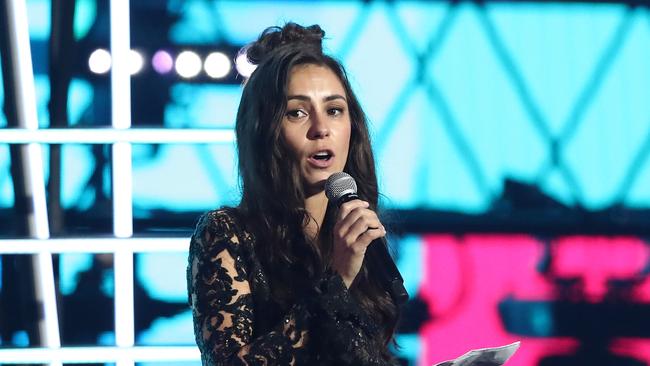 SYDNEY, AUSTRALIA - NOVEMBER 28: Amy Shark accepts the ARIA Award for Best Album during the 32nd Annual ARIA Awards 2018 at The Star on November 28, 2018 in Sydney, Australia.  (Photo by Mark Metcalfe/Getty Images)