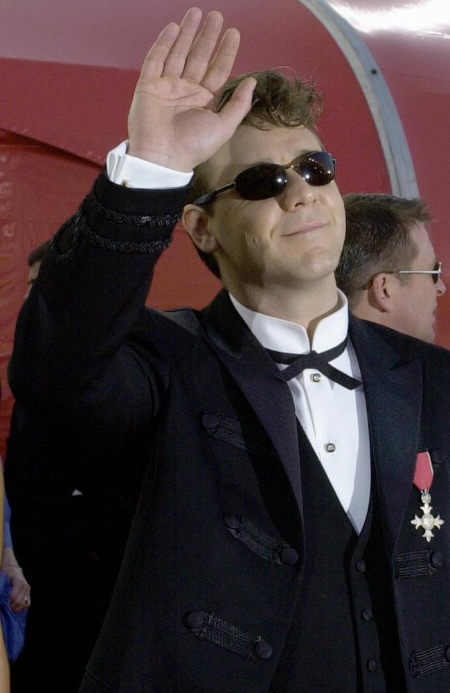 Russell Crowe arrives at the Academy Awards in 2001 wearing his grandfather’s medal. Picture: AP PicLaura/Rauch
