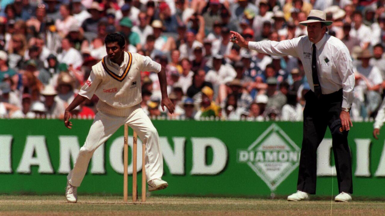 Umpire Darrell Hair calls Muttiah Muralitharan for throwing at the MCG in 1995.