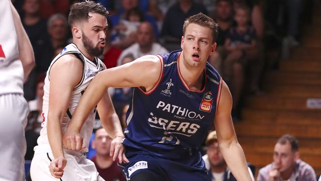 Daniel Johnson has re-signed with the 36ers.