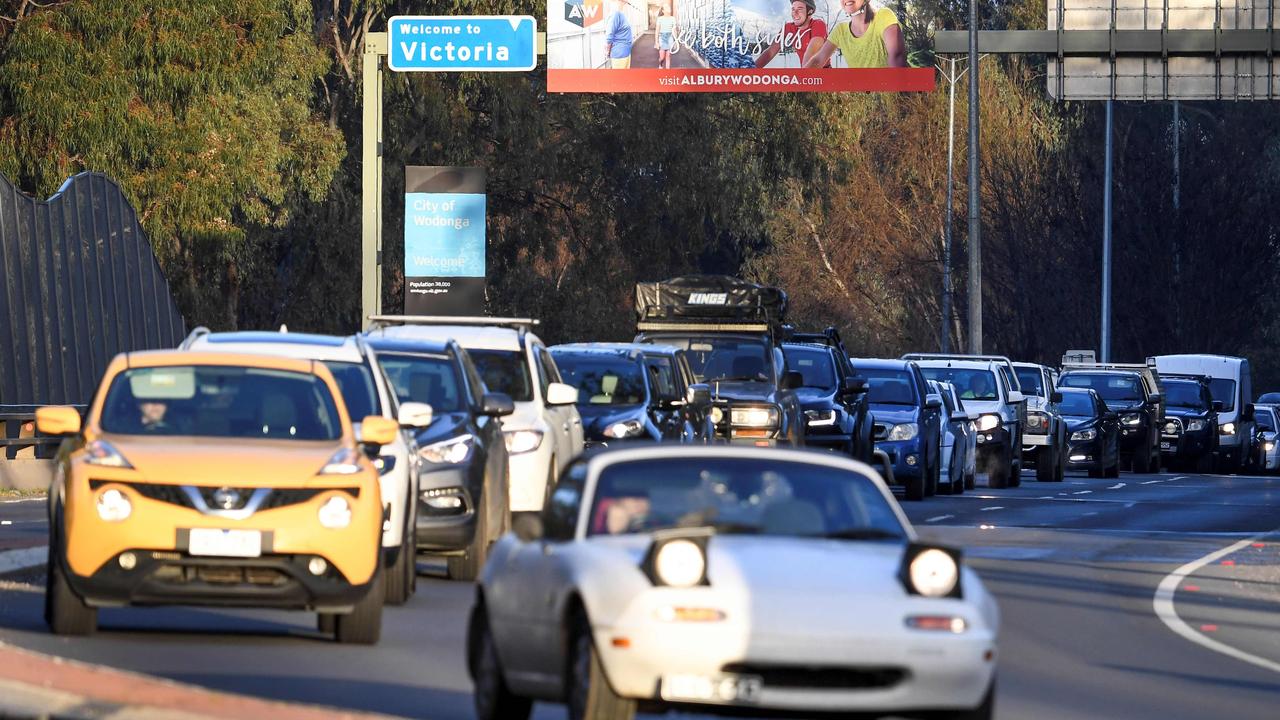 Commuters queue as police in the southern New South Wales (NSW) border city of Albury check cars crossing the state border from Victoria. Picture: William WEST / AFP.