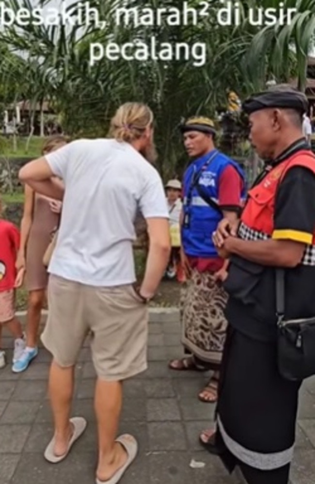 A Russian tourists, along with his kids, were rejected from entering a temple in Bali due to not wearing the appropriate clothing.