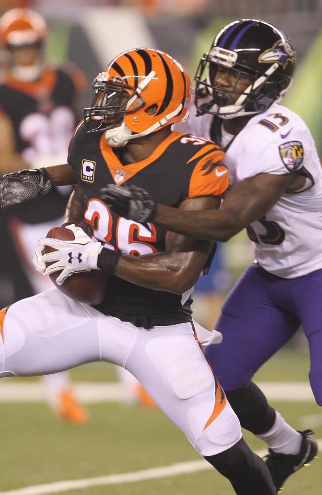 Shawn Williams #36 of the Cincinnati Bengals intercepts the football in front of John Brown #13 of the Baltimore Ravens /Getty Images/AFP