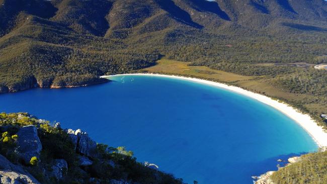 B1YM2M Wineglass Bay on the Freycinet Peninsular in Tasmania. Classed as one of the ten great beaches of the world.Photo - AlamyEscape 19 March 2023