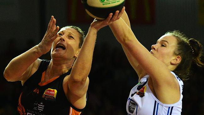 Lara McSpadden, right, taking on Suzy Batkovic last season.