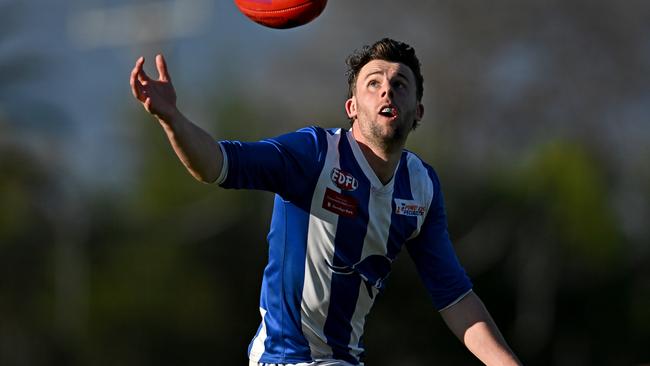 EDFL: Oak Park’s Ryan Smith keeps his eye on the ball. Picture: Andy Brownbill