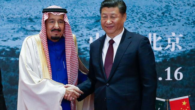 Xi Jinping (R) shakes hands with Saudi King Salman bin Abdulaziz. Picture: AFP.