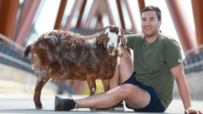 Schnitzel and her owner Beau Niha pose for photographs on Yandhai Nepean Crossing bridge in Penrith. (AAP IMAGE / Angelo Velardo)