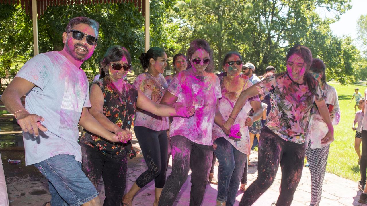 Colourful Holi Dhuleti celebration takes over Lake Annand | Photo ...