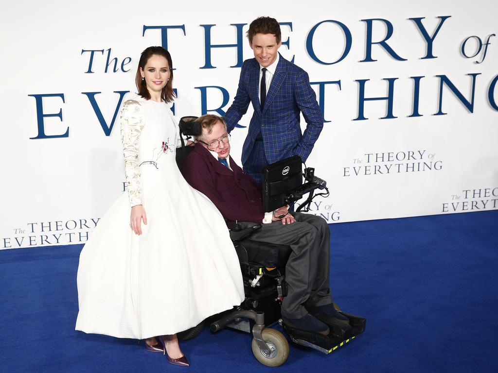 Actors Eddie Redmayne and Felicity Jones pose with Stephen Hawking as they arrive at the UK Premiere of the film “The Theory of Everything” which is based around Stephen Hawking’s life, at a cinema in central London December 9, 2014. Picture: Reuters