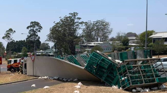 A semi-trailer carrying live chickens has crashed on top of the Toowoomba Range. Picture: Win News Toowoomba