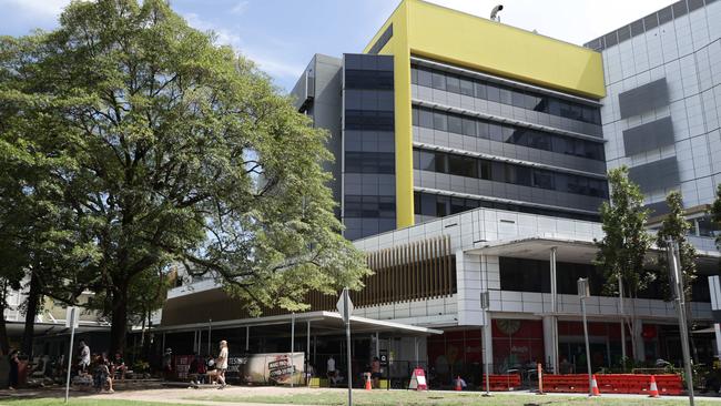 Residents lining up at the Cairns Hospital testing centre. Picture: Brendan Radke