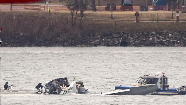 Recovery teams search the wreckage after the crash on January 31, 2025. (Photo by Al Drago / GETTY IMAGES NORTH AMERICA / Getty Images via AFP)