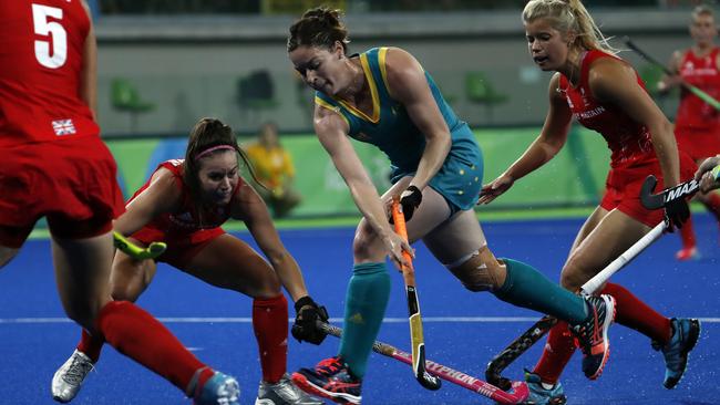 Australia's Karri McMahon, centre, tries to run past Great Britain's defence during a women's field hockey match at the 2016 Summer Olympics in Rio de Janeiro, Brazil, Saturday, Aug. 6, 2016. (AP Photo/Dario Lopez-Mills)