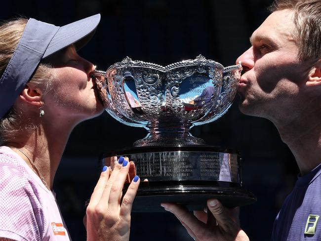 TOPSHOT - Australia's Olivia Gadecki (L) and John Peers celebrate with the trophy after their victory against Australia's Kimberly Birrell and John-Patrick Smith in their mixed doubles final match on day thirteen of the Australian Open tennis tournament in Melbourne on January 24, 2025. (Photo by David GRAY / AFP) / -- IMAGE RESTRICTED TO EDITORIAL USE - STRICTLY NO COMMERCIAL USE --