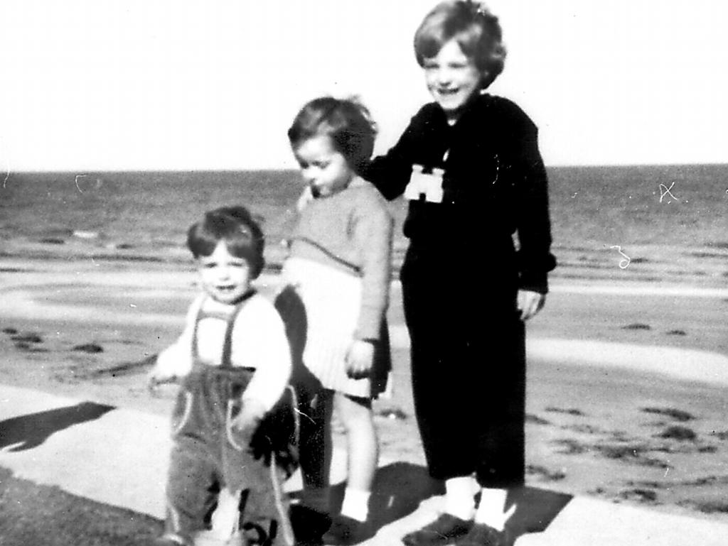 <p>Undated family photo of Grant, Arnna and Jane at the beach.</p>