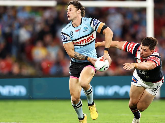BRISBANE, AUSTRALIA - MAY 18: Nicho Hynes of the Sharks passes during the round 11 NRL match between Cronulla Sharks and Sydney Roosters at Suncorp Stadium, on May 18, 2024, in Brisbane, Australia. (Photo by Hannah Peters/Getty Images)