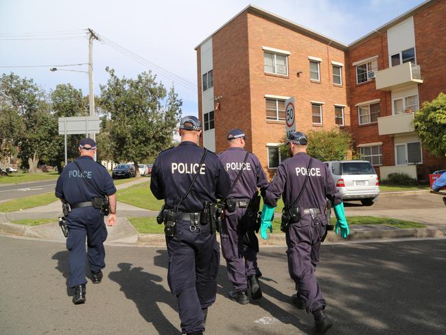 Strike Force Perrey detectives move in on a Maroubra property.
