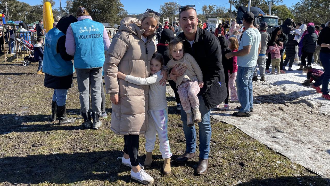 Maddy, Isla (7), Elsie (3) and Andrew Buckley from Toowoomba on day 3 of the Snowflakes in Stanthorpe 2021 festival. Photo: Madison Mifsud-Ure / Stanthorpe Border Post